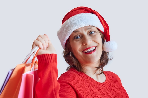 Mujer sosteniendo regalos de Navidad