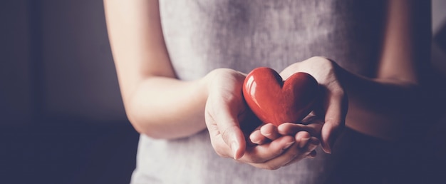 Foto mujer sosteniendo rojo él, seguro de salud