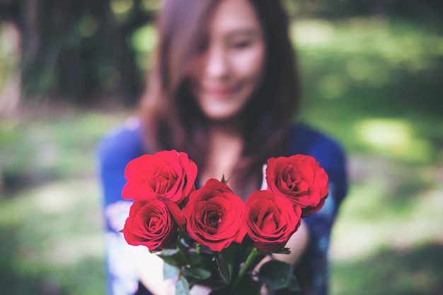 mujer sosteniendo rosas