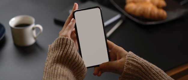 Mujer sosteniendo smartphone