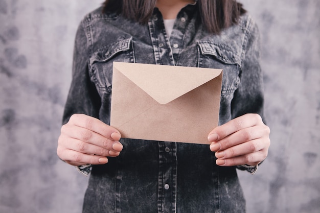 Foto mujer sosteniendo un sobre de carta en sus manos