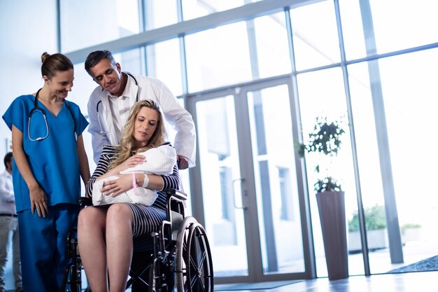 Mujer sosteniendo a su bebé recién nacido