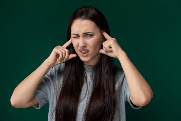 Mujer sosteniendo su cabeza con ambas manos