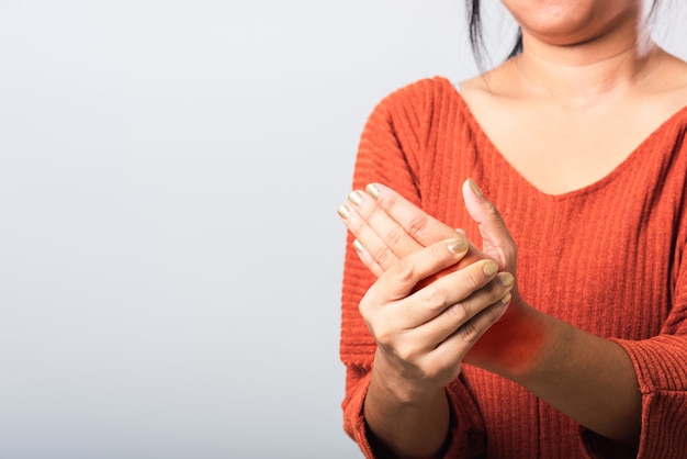 Foto mujer sosteniendo su muñeca de manos