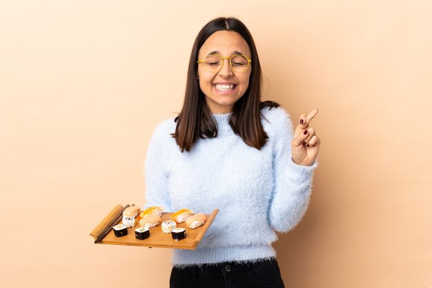 Foto mujer sosteniendo sushi en estudio