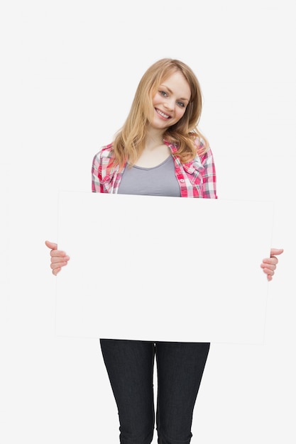 Mujer sosteniendo una tabla en blanco