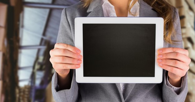 Mujer sosteniendo tablet con fondo de oficina