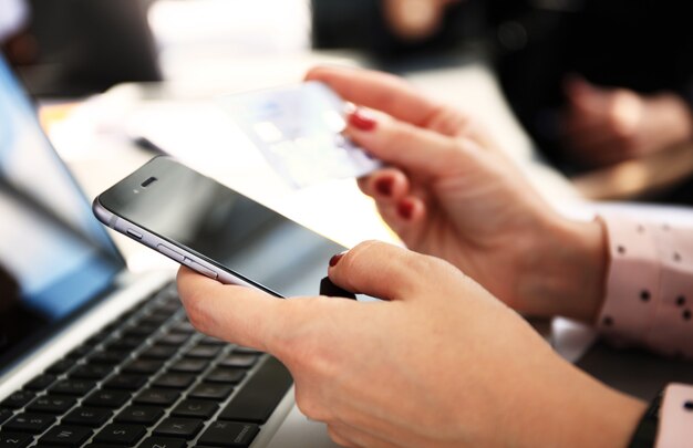 Foto mujer sosteniendo tablet pc y tarjeta de crédito interior, compras en línea