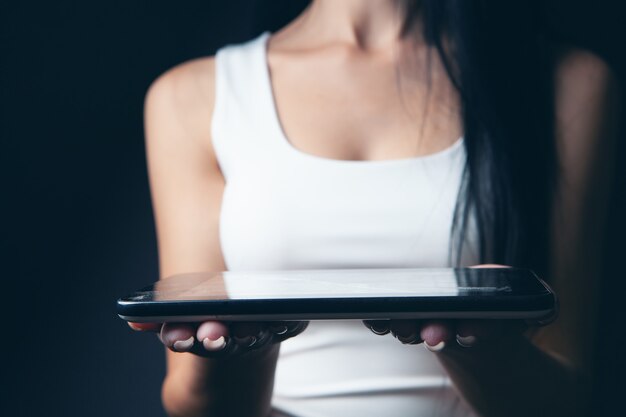 Mujer sosteniendo la tableta como un soporte