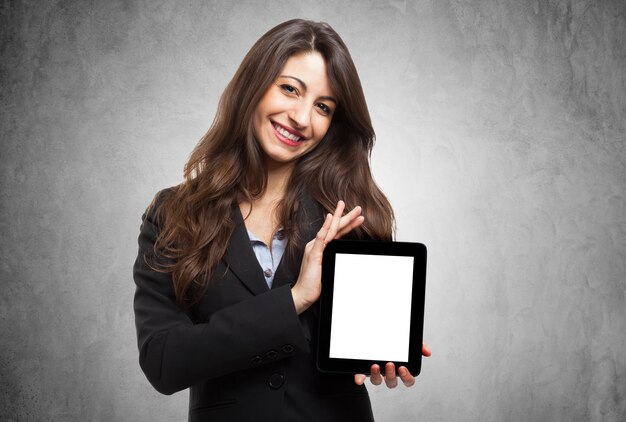 Mujer sosteniendo una tableta digital