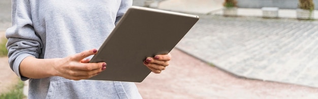 Mujer sosteniendo una tableta con espacio de copia