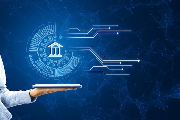Mujer sosteniendo una tableta con un holograma bancario de circuito poligonal creativo en un fondo borroso Transformación digital y concepto de banco en línea