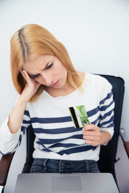 Mujer sosteniendo tarjeta bancaria