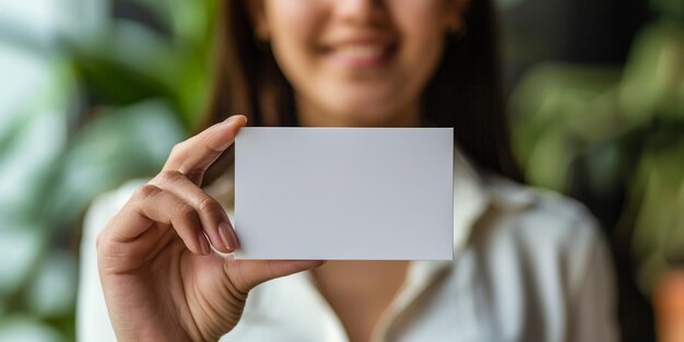 Mujer sosteniendo una tarjeta de visita en blanco para el simulacro