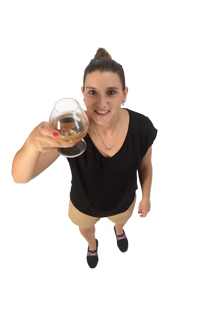 mujer sosteniendo una taza de alcohol sobre fondo blanco