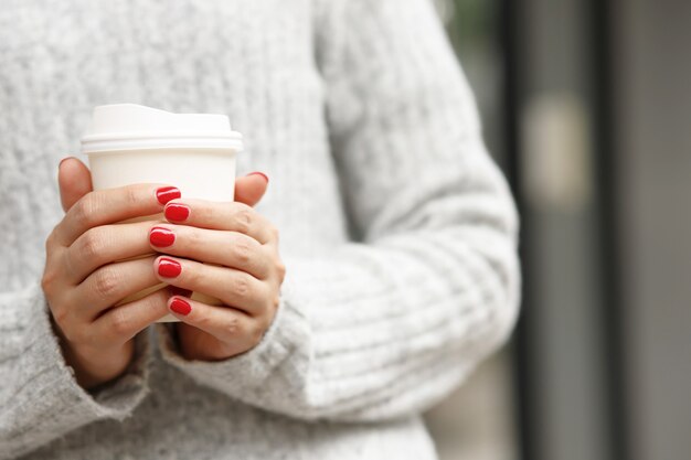 Mujer sosteniendo la taza de café caliente Listo para beber todas las mañanas antes de trabajar en la oficina.