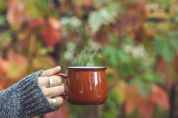 Mujer sosteniendo una taza de café caliente vintage