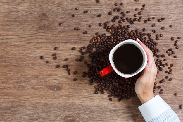 Mujer sosteniendo una taza de café caliente