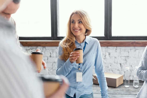 Foto mujer sosteniendo una taza de café de cerca