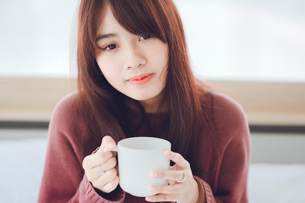 Mujer sosteniendo una taza de café, té, leche