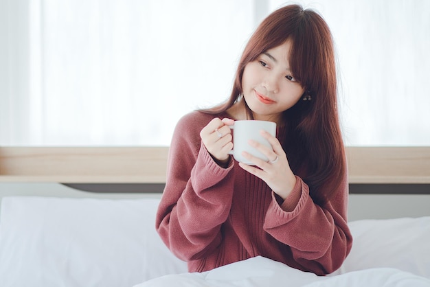 Mujer sosteniendo una taza de café, té, leche