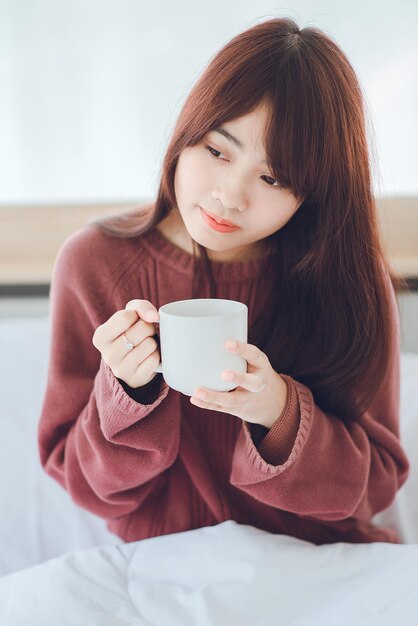 Mujer sosteniendo una taza de café, té, leche