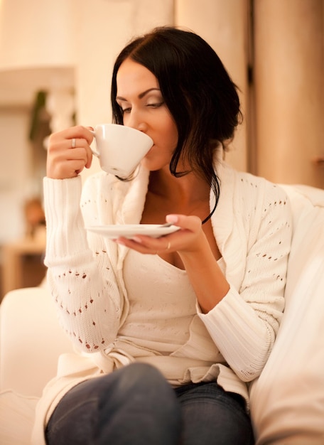 Mujer sosteniendo una taza de café