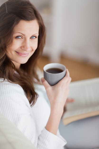 Mujer sosteniendo una taza de café