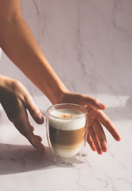 Mujer sosteniendo una taza de café