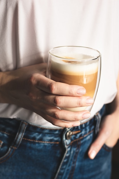 Mujer sosteniendo una taza de café