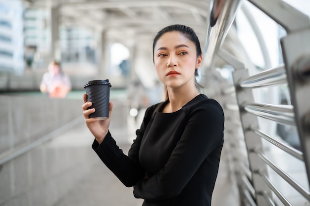 Mujer sosteniendo una taza de café