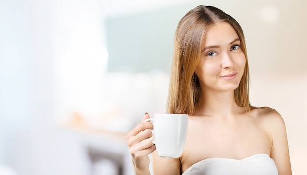 Mujer sosteniendo una taza de café