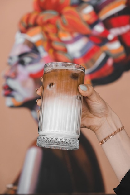 una mujer sosteniendo una taza con la palabra en ella