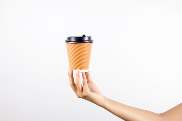 mujer; sosteniendo la taza de papel de café caliente con el fondo blanco.