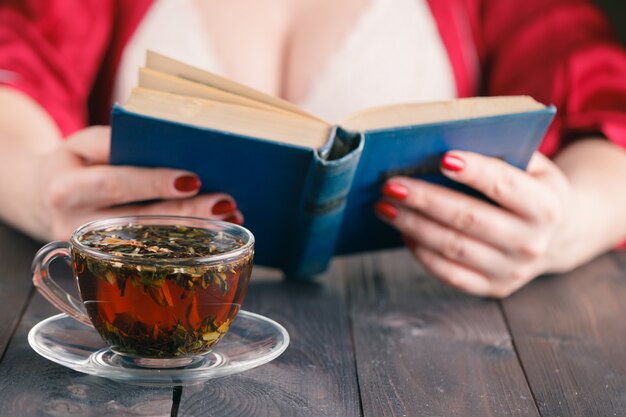 Mujer sosteniendo una taza de te