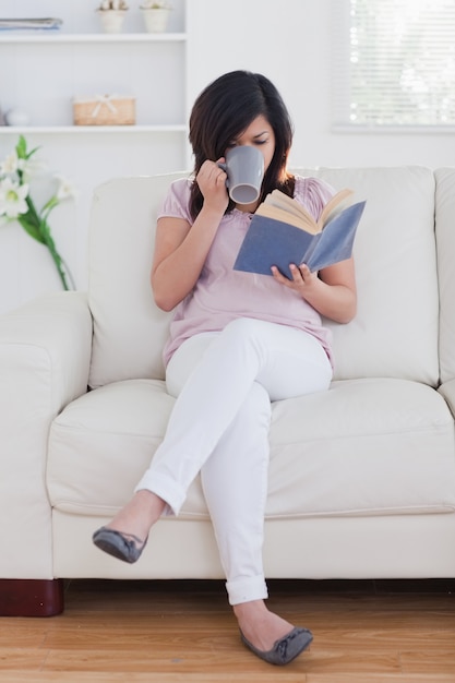 Mujer sosteniendo una taza