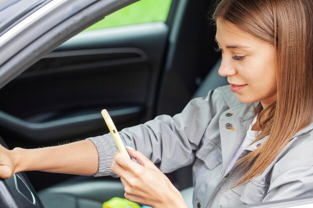 Mujer sosteniendo teléfono inteligente, escribiendo mensajes, charlando con amigos en las redes sociales.