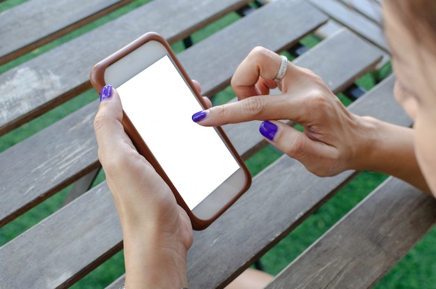 Mujer sosteniendo teléfono inteligente