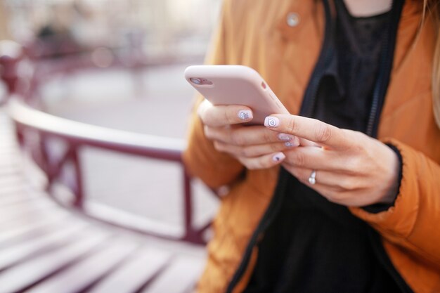 Mujer sosteniendo el teléfono en las manos