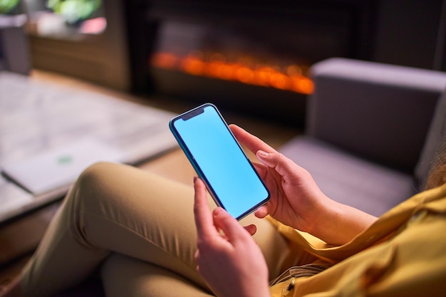 Mujer sosteniendo teléfono con pantalla blanca en blanco Mockup smartphone