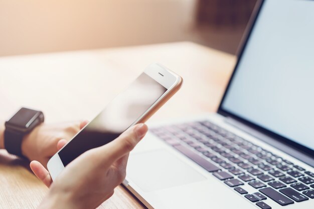 mujer sosteniendo un teléfono de pantalla en blanco