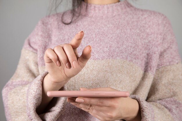 Foto mujer sosteniendo teléfono rosa