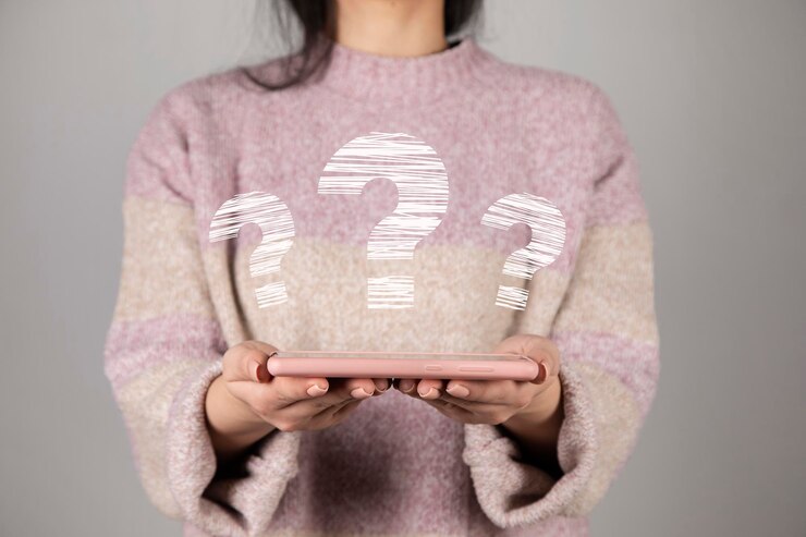 Foto mujer sosteniendo teléfono con signo de interrogación