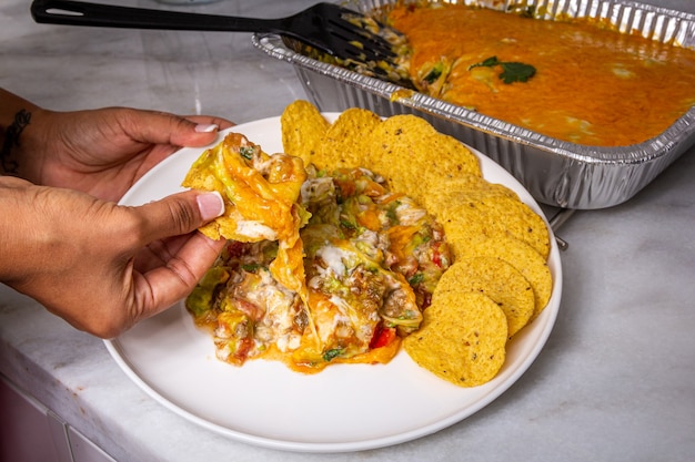 Mujer sosteniendo un taco con ensalada y queso casero