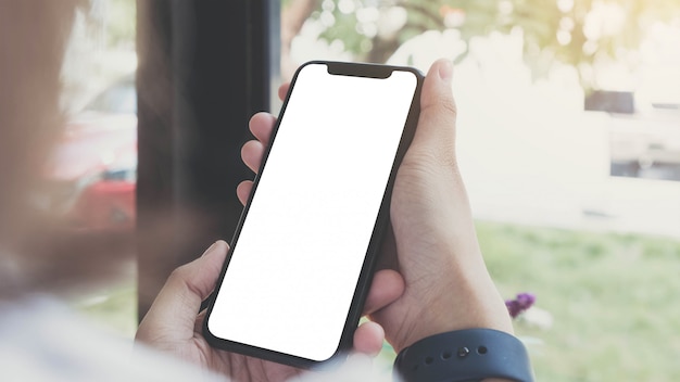 Foto mujer sosteniendo y usando un teléfono inteligente