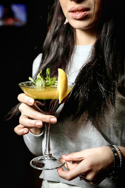 Mujer sosteniendo un vaso con bebida en una fiesta