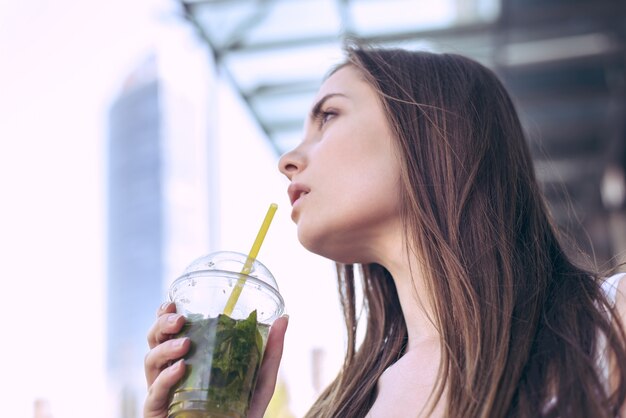 Mujer sosteniendo un vaso de bebida