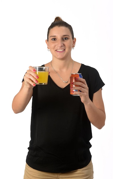 mujer sosteniendo un vaso de refresco de naranja sobre fondo blanco