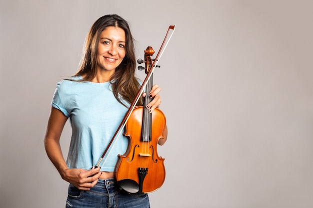 Mujer sosteniendo un violín