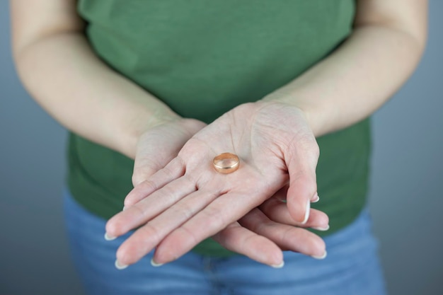 Una mujer sostiene un anillo de bodas Concepto de divorcio